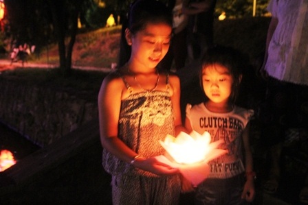 Hàng ngàn hoa đăng lung linh trên mặt hồ mang theo ước nguyện của mọi người