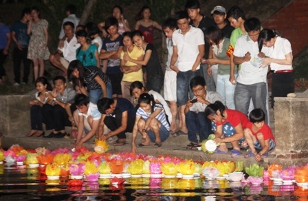 Hàng ngàn hoa đăng lung linh trên mặt hồ mang theo ước nguyện của mọi người