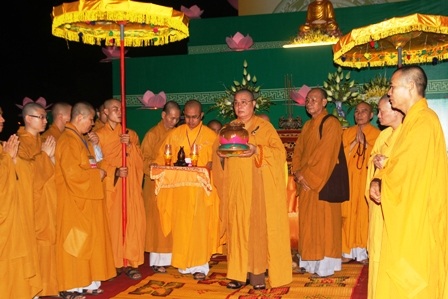 Ánh sáng Phật (lửa Phật) bỏ vào đài sen và 