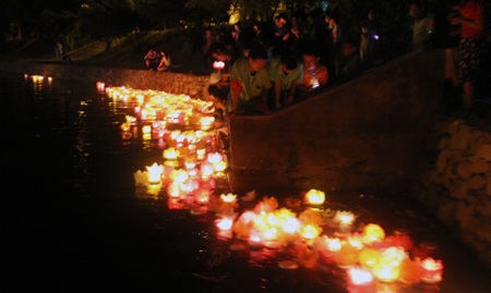 Hàng ngàn hoa đăng lung linh trên mặt hồ mang theo ước nguyện của mọi người