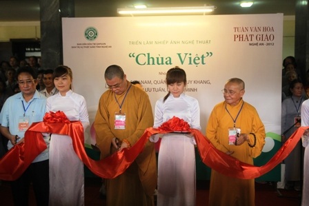 Ngay sau lễ khai mạc Tuần văn hóa Phật giáo đã diễn ra triển lãm ảnh nghệ thuật Chùa Việt