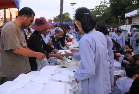 Các suất cơm chay chuẩn bị cho các tăng ni, phật tử ở xa