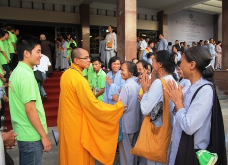 Các tăng ni, phật tử hân hoan về dự lễ Tuần văn hóa Phật giáo tại Nghệ An