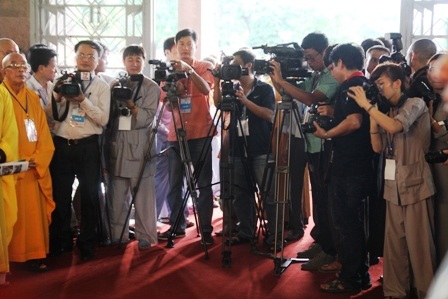 Đông đảo các phóng viên báo, đài đến dự và đưa tin về Tuần văn hóa Phật giáo