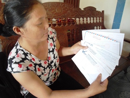 Các bậc phụ huynh hoang mang trước một rừng giấy báo trúng tuyển của con mình.