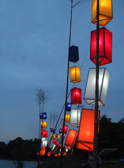 Những hoa đăng đầu tiên được các tăng ni, Phật tử thả xuống hồ