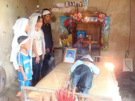 Ông Bình ra đi để lại 4 đứa con thơ dại trong căn nhà nghèo nàn