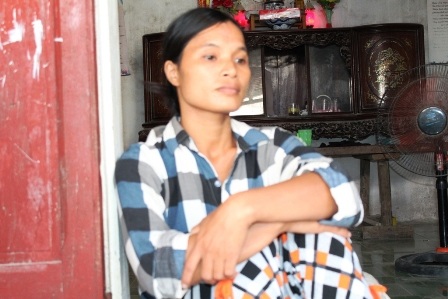 Chị Trần Thị Mừng hoang mang ngóng tin chồng.