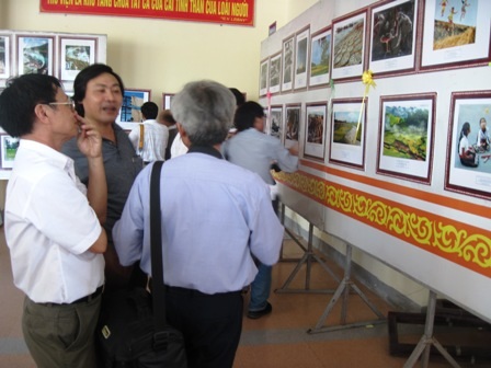 Các nghệ sỹ nhiếp ảnh giao lưu, trao đổi kinh nghiệm