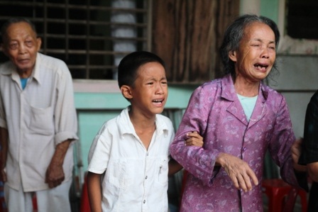 Giây phút nghẹn ngào đón di hài chị Châu trở về với đất mẹ