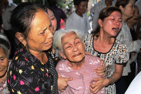 Bà Nhị khóc ngất bên di hài của chị Châu