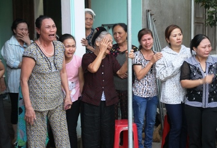 Giây phút nghẹn ngào đón di hài chị Châu trở về với đất mẹ