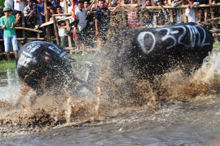 Trận đấu quyết liệt hiếm hoi của các đấu thủ đầu cơ nghiệp tại lễ hội.