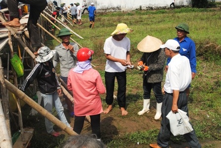 Để có một vị trí đẹp, thẳng sân đấu, mỗi người phải trả 20.000đ.