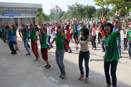 Hằng trăm sinh viên ĐH Vinh tham gia màn nhảy Flashmob ấn tượng