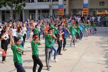 Sinh viên ĐH Vinh hào hứng