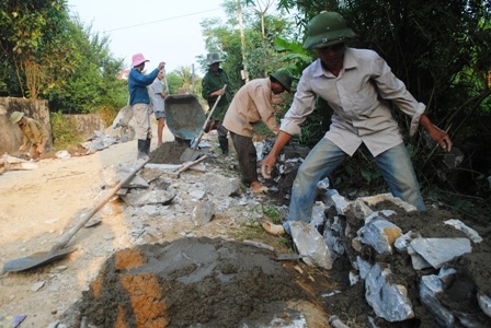 Một con đường nông thôn khang trang, sạch sẽ đang thành hình