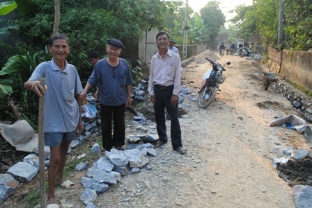 Lương y Nguyễn Trọng Phùng (đứng giữa) ủng hộ 1 tỷ đồng xây dựng đường giao thông