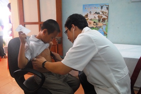 Đợt này có 300 trẻ em nghèo của tỉnh Nghệ An được khám sàng lọc bệnh tim bẩm sinh