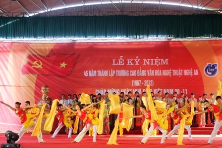 Trường CĐ VHNT Nghệ An long trọng kỷ niệm 45 năm ngày thành lập.