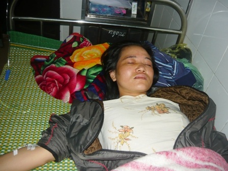 Chị Nguyễn Thị Hoa đang nằm điều trị tại bệnh viện đa khoa huyện Đô Lương