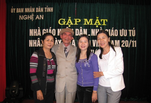 Nhà giáo và nghề dạy học vinh quang và cao quý - 2 Niềm vui của các thế hệ nhà giáo ưu tú.