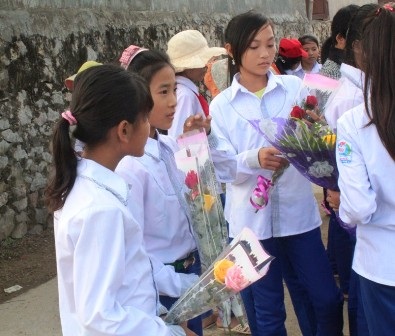 Những bó hoa tươi thắm được các em học sinh dành đến các thầy cô trong ngày lễ 20/11 (Ảnh: Ngọc Tú)