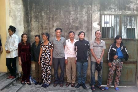 Các đối tượng được đưa về CA huyện Quỳnh Lưu để làm rõ.