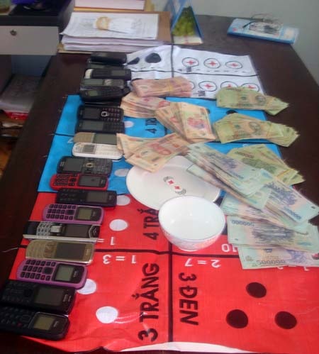 Tang vật thu giữ hơn 126 triệu đồng...