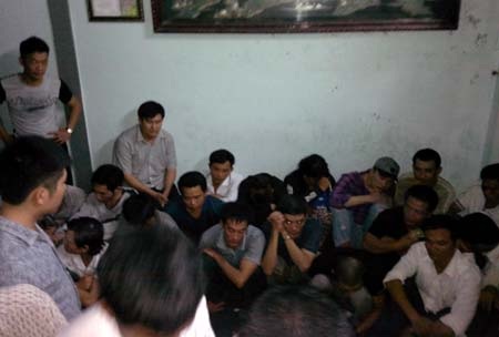 26 đối tượng lập tức bị tra tay vào còng số 8.