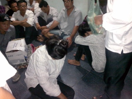 Các đối tượng đang sát phạt tại nhà riêng của Hợi bị công an Quỳnh Lưu mục kích bị bắt giữ.