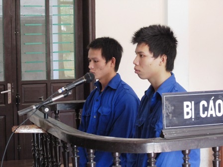 Hai bị cáo Tuất và Chung tại phiên tòa 