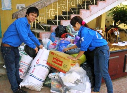 Sinh viên tình nguyện mang mùa đông ấm đến với đồng bào biên giới Việt - Lào - 5 Các em học sinh xã Tri Lễ thích thú trước sách vở mới