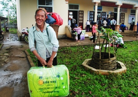 Cậu bé người Mông thích thú với chiếc áo mới