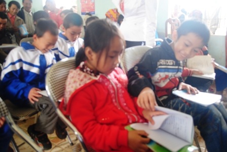 Các em học sinh xã Tri Lễ thích thú trước sách vở mới