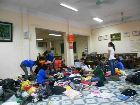 Sinh viên tình nguyện mang mùa đông ấm đến với đồng bào biên giới Việt - Lào - 1 Các tình nguyện viên phân loại đồ tại Hà Nội trước khi có chuyến hành trình về Tri Lễ
