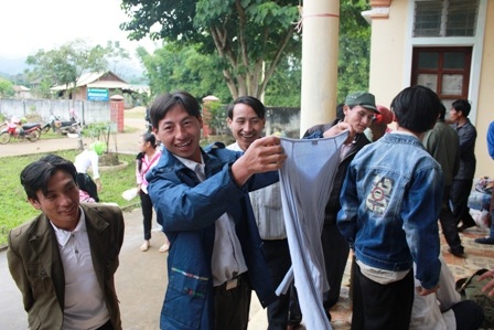 Niềm vui của bà con dân tộc Mông khi đón nhận những chiếc áo ấm của các bạn tình nguyện viên