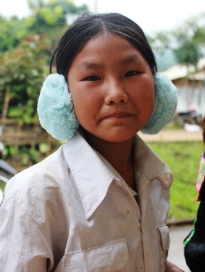 Cô bé người Mông với chiếc tai ấm x-teen (Ảnh: Sỹ Cảnh)