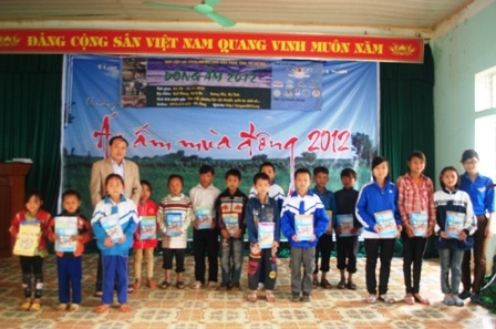 Ông Lang Văn Minh - PCT UBND huyện Quế Phong tặng sách, vở cho các em học sinh nghèo