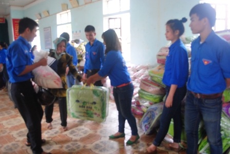 Gần 130 suất quà đến với bà con 3 bản khó khăn của xã vùng cao Tri Lễ