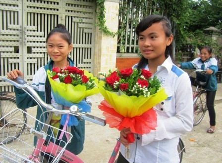 Những bó hoa tươi thắm được các em học sinh dành đến các thầy cô trong ngày lễ 20/11 (Ảnh: Ngọc Tú)