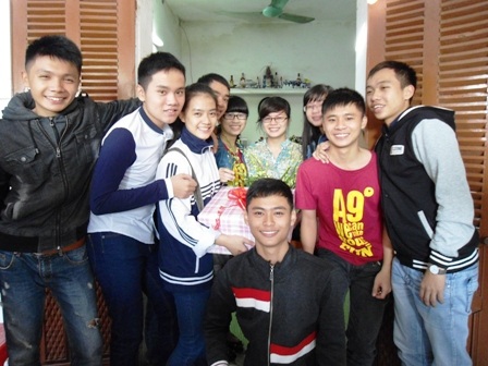 Giữa cô và trò trở nên gần gũi, thân quen, không còn khoảng cách. (Ảnh: Doãn Hòa)