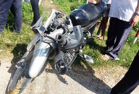 Chiếc xe máy bị biến dạng sau vụ tai nạn