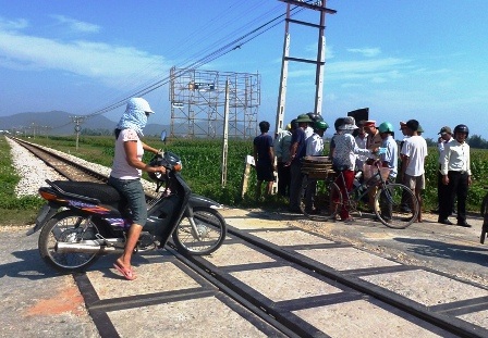 Tuyến đường ngang không có đèn tín hiệu và gác chắn luôn tiềm ẩn nguy cơ TNGT