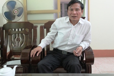 Ông Hoàng Sơn - Giám đốc Chi nhánh điện lực huyện Nghĩa Đàn (Nghệ An) trao đổi với PV