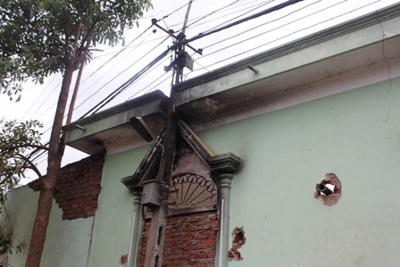 Cột điện sát cửa hàng, không đảm bảo khoảng cách an toàn hành lang lưới điện