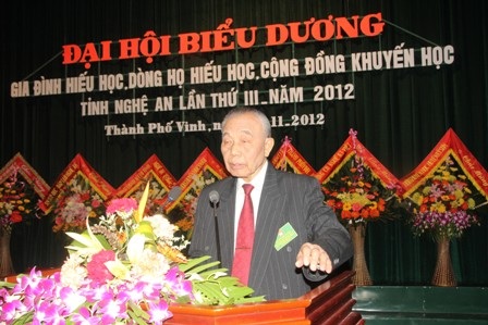 Ông Trần Xuân Bí - Chủ tịch Hội Khuyến học tỉnh Nghệ An phát biểu khai mạc đại hội.