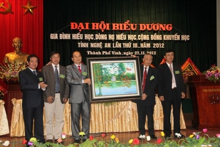 Ông Trần Xuân Bí - Chủ tịch Hội Khuyến học tỉnh Nghệ An phát biểu khai mạc đại hội.