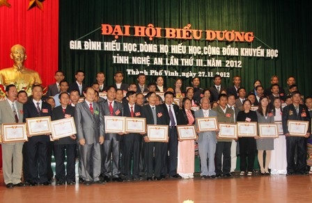 Ông Trần Xuân Bí - Chủ tịch Hội Khuyến học tỉnh Nghệ An phát biểu khai mạc đại hội.