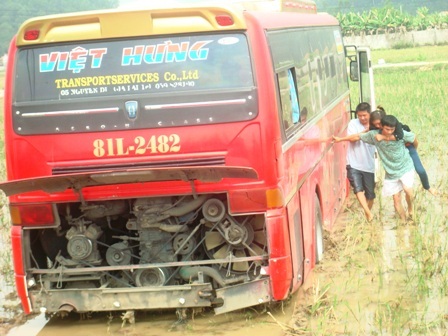 Hành khách trên xe được giải cứu sau vụ tai nạn hy hữu